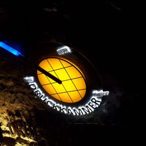 Das Firmenlogo an der Wand des Gewölbekellers